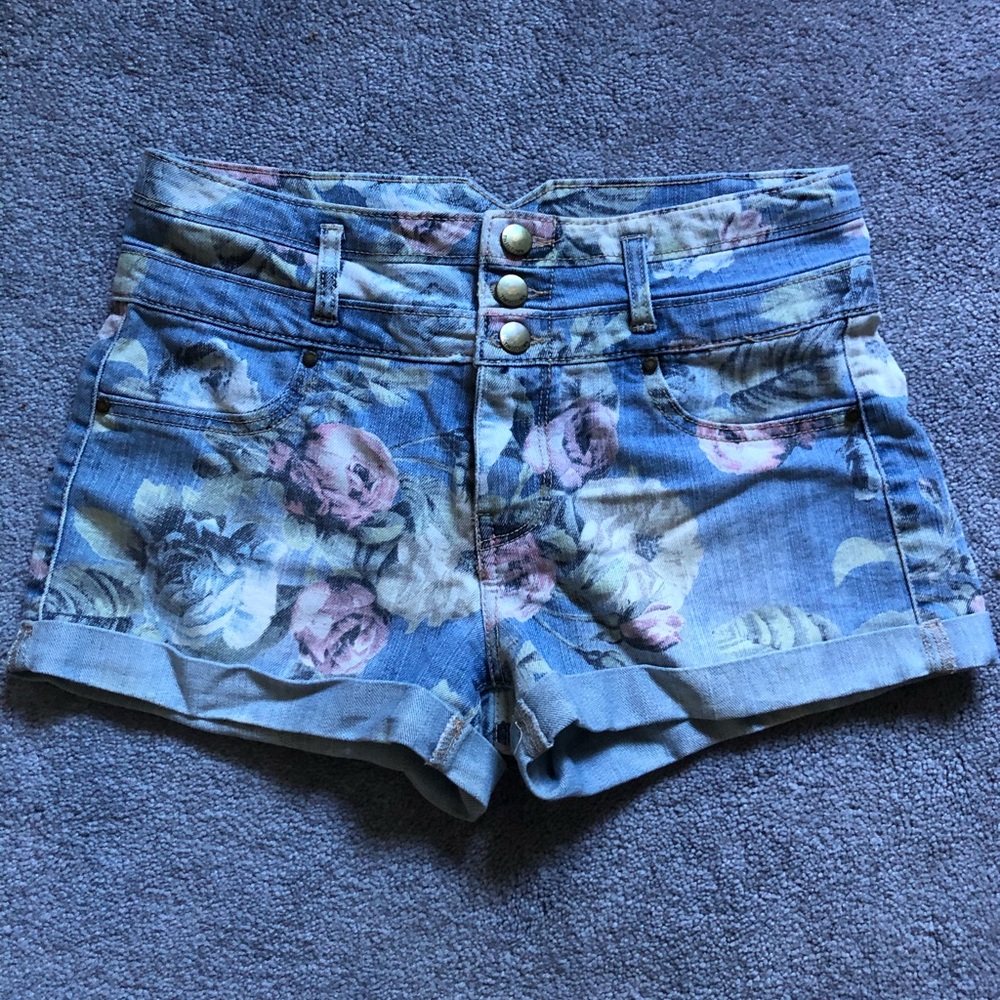 Tinseltown floral jean shorts, size 6